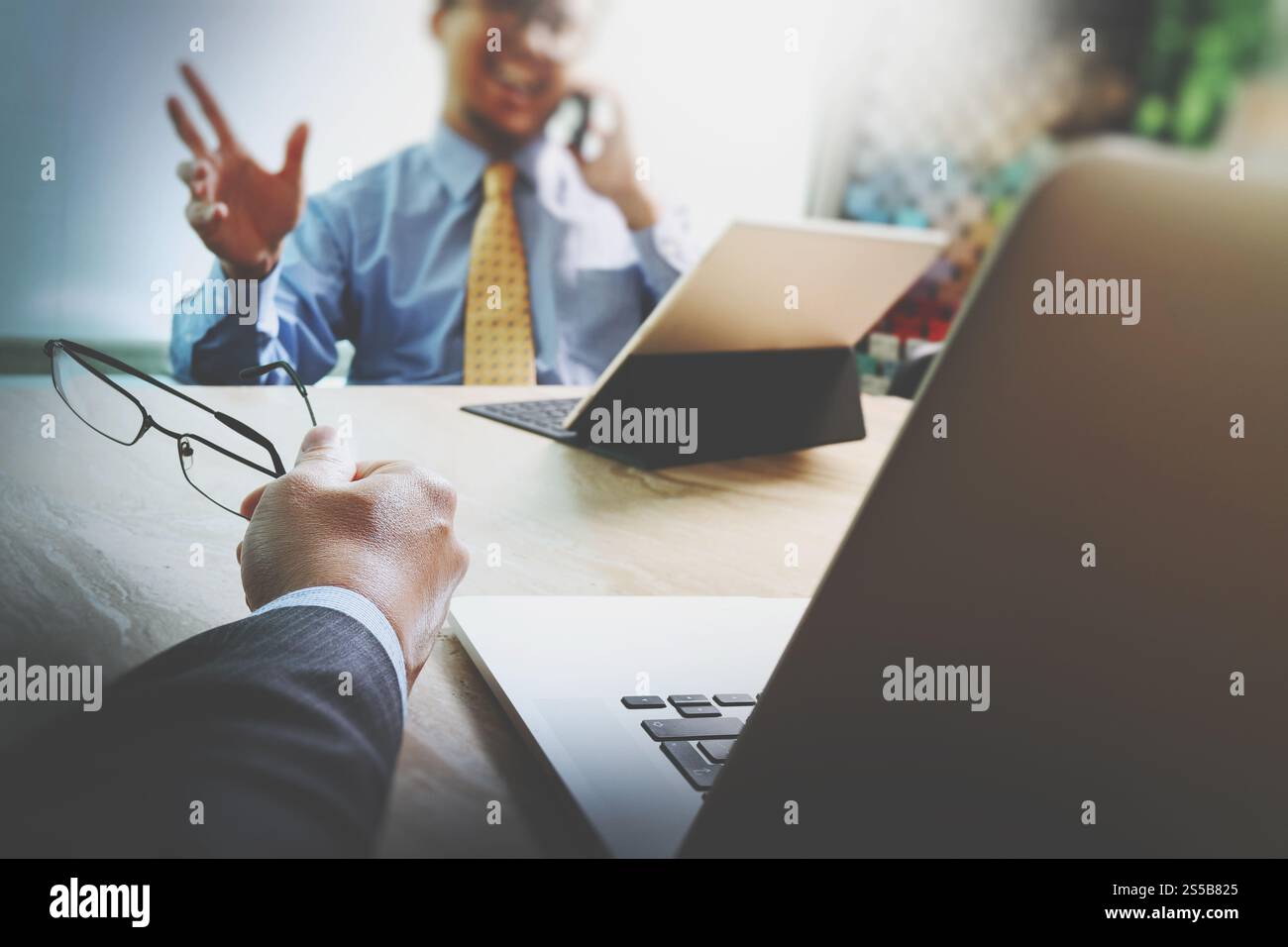 Réunion d'équipe d'affaires présente. Investisseur professionnel travaillant nouveau projet de démarrage. Réunion des responsables financiers.écran d'accueil du clavier de la tablette numérique Banque D'Images