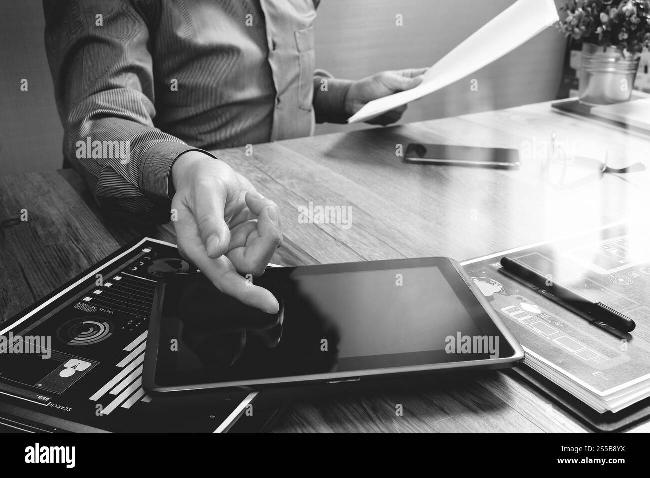 homme d'affaires travaillant avec la tablette numérique et le téléphone intelligent et l'ordinateur portable avec l'effet de couche de stratégie d'entreprise financière sur le bois Banque D'Images
