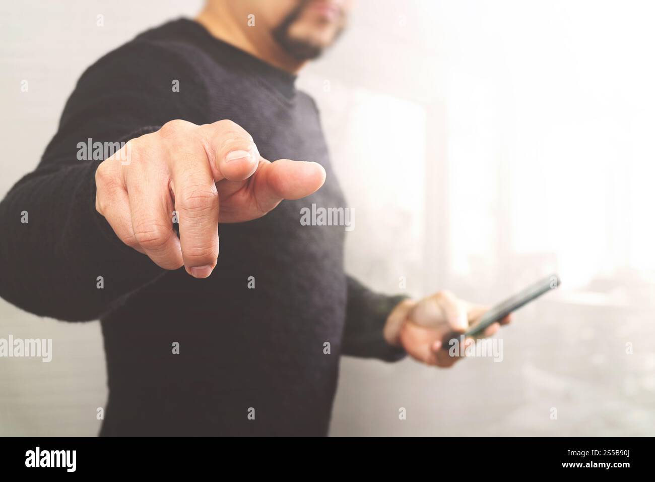 Main d'homme d'affaires appuyant sur un bouton imaginaire, tenant le téléphone intelligent, icônes virtuelles graphiques d'écran numérique, graphique, diagramme, effet de filtre Banque D'Images