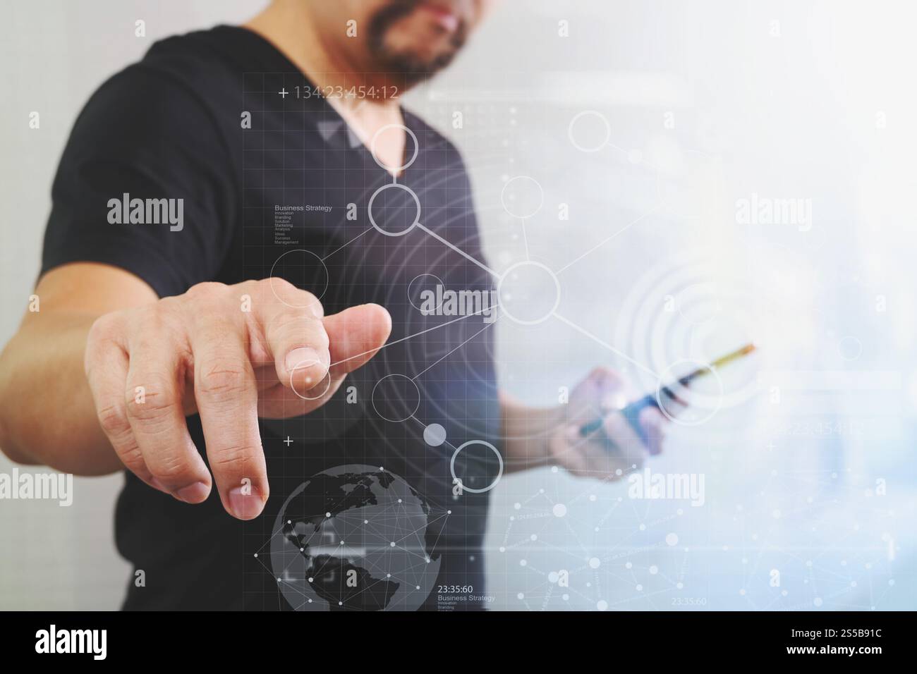 Businessman hand en appuyant sur un bouton imaginaire,holding smart phone,écran numérique virtuel graphique graphique,icônes,dessin Banque D'Images