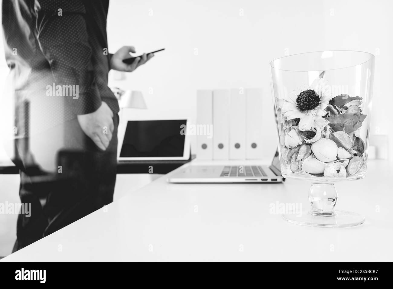 fleurs de vase en verre, homme d'affaires, main de concepteur debout, en utilisant le téléphone intelligent, ordinateur portable, technologie de réseau de communication de paiement bancaire en ligne 4,0, internet Banque D'Images