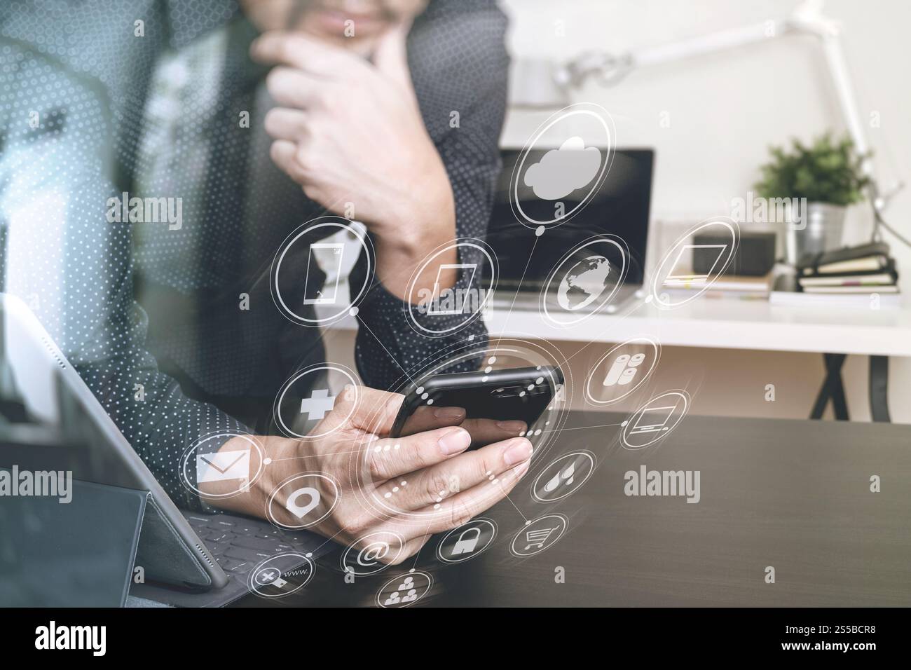 homme d'affaires, main de concepteur utilisant le téléphone intelligent, ordinateur portable, technologie de réseau de communication de paiement bancaire en ligne 4,0, application sans fil d'internet Banque D'Images