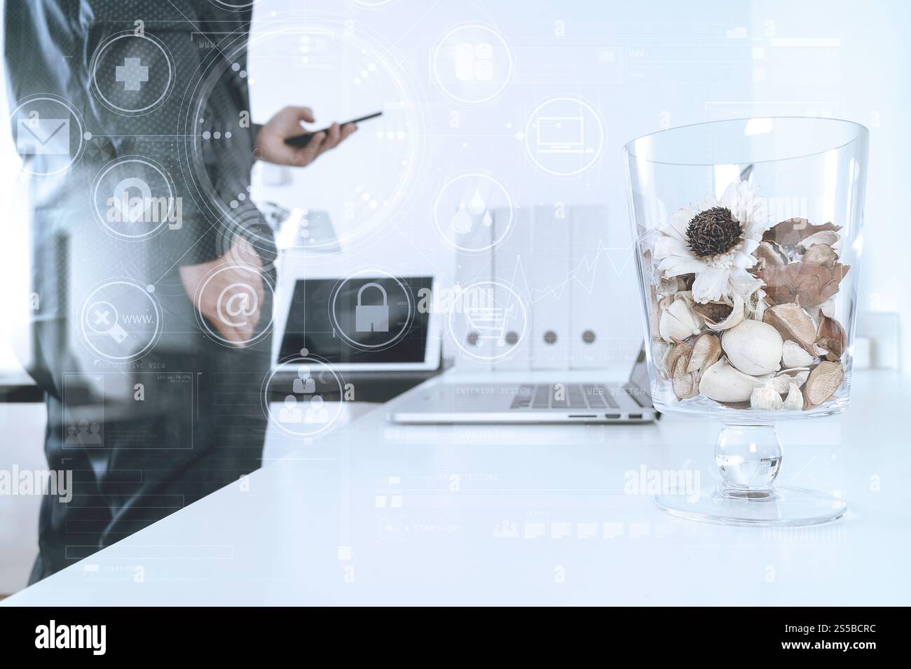 fleurs de vase en verre, homme d'affaires, main de concepteur debout, en utilisant le téléphone intelligent, ordinateur portable, technologie de réseau de communication de paiement bancaire en ligne 4,0, internet Banque D'Images