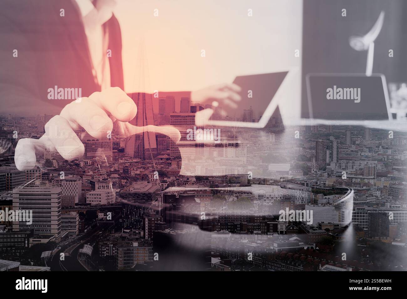 Homme utilisant un casque VoIP avec tablette numérique et ordinateur portable comme communication conceptuelle, support informatique, centre d'appels et service client avec Banque D'Images