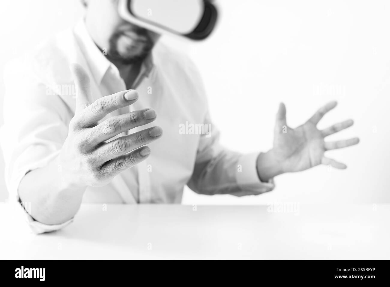 Businessman wearing lunettes de réalité virtuelle dans un bureau moderne avec l'aide du Smartphone avec casque VR noir et blanc Banque D'Images