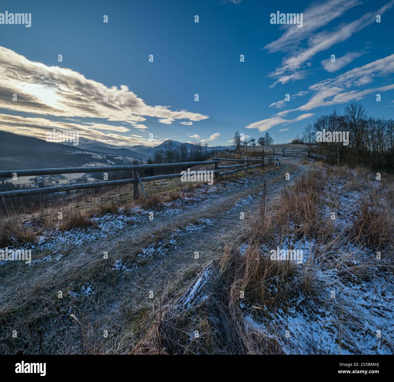 L'hiver arrive. Derniers jours de beau temps automne campagne de montagne matin paisible scène pittoresque. Route sale des collines au village. Hoverla Banque D'Images