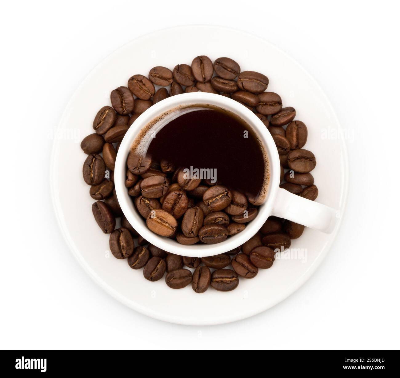 Tasse remplie de poutres de café isolées sur un fond blanc. Tasse remplie de poutres de café Banque D'Images