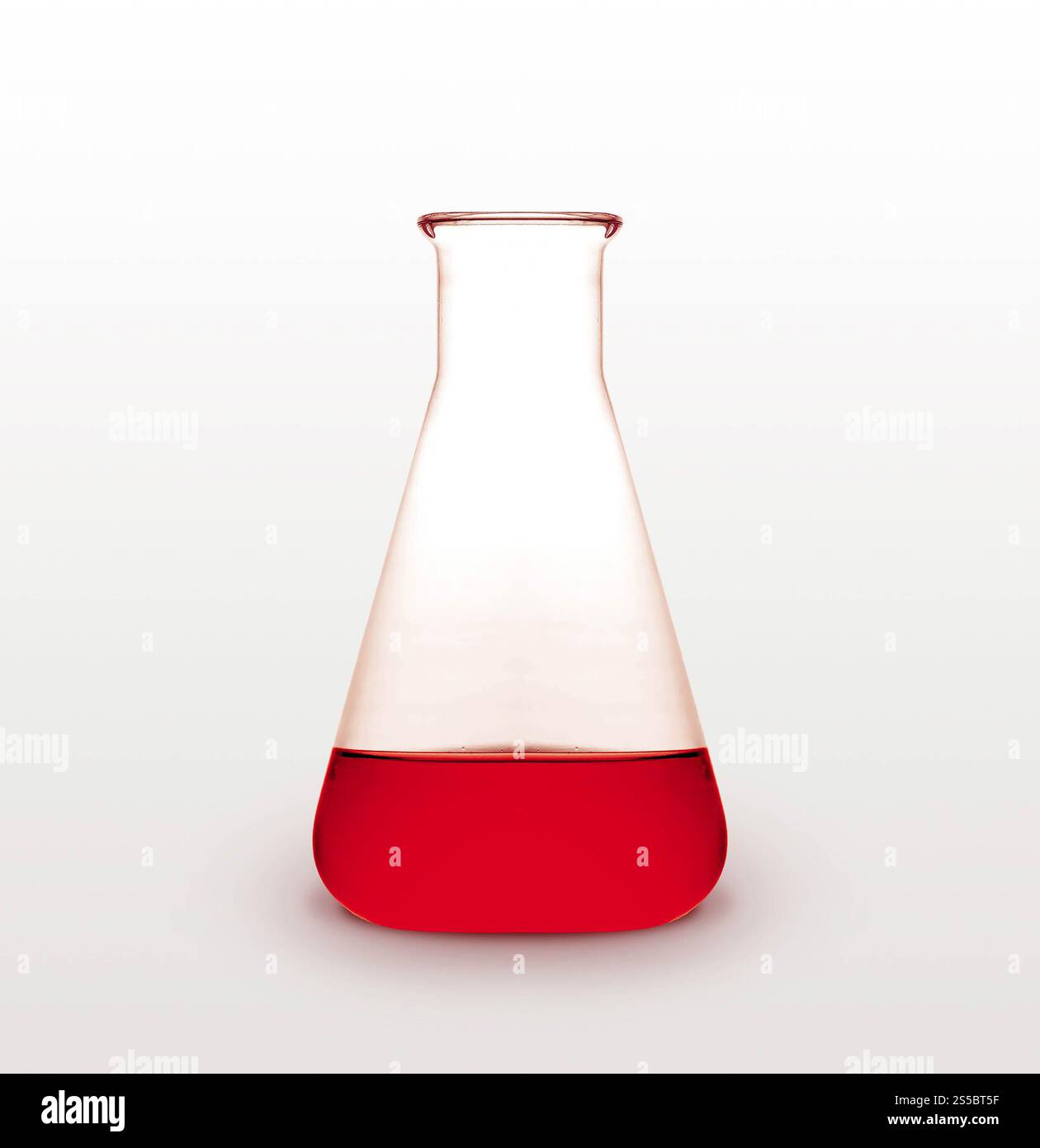 Triangulaire cornue avec du liquide rouge sur fond blanc. Triangulaire cornue avec liquide rouge Banque D'Images