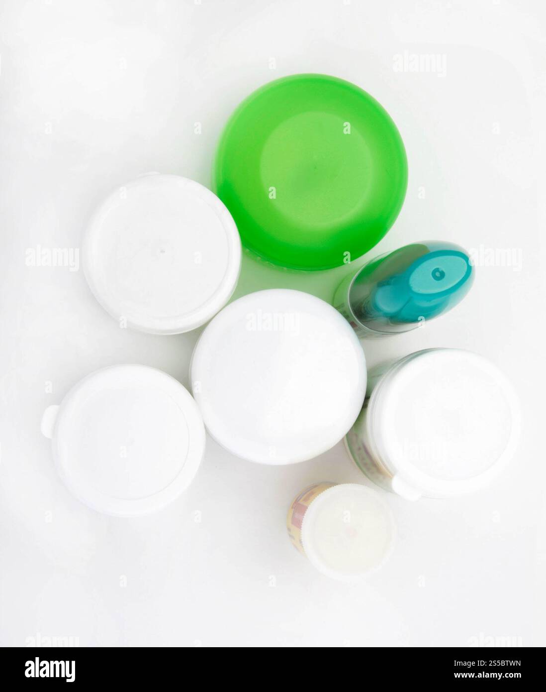 Différents types de récipients cosmétiques isolés sur fond blanc. Différents types de contenants cosmétiques Banque D'Images