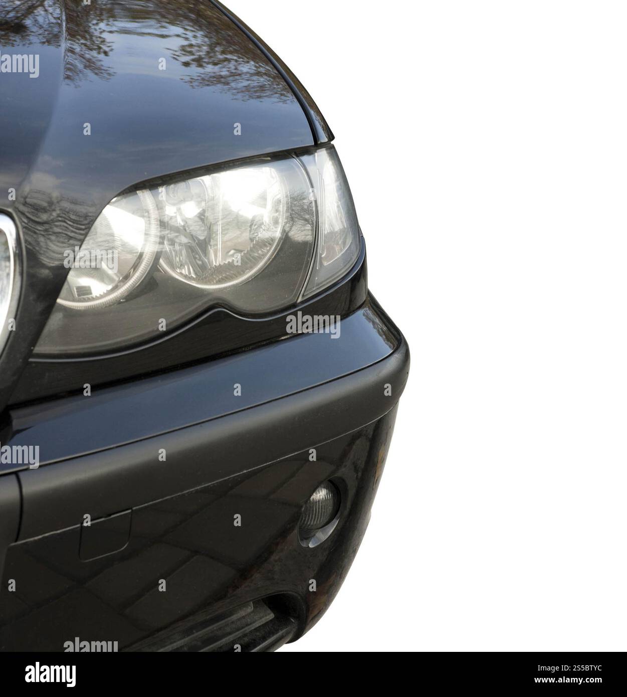 Vue avant de la lumière de voiture isolée sur fond blanc. Vue avant de la lumière de la voiture sur blanc Banque D'Images