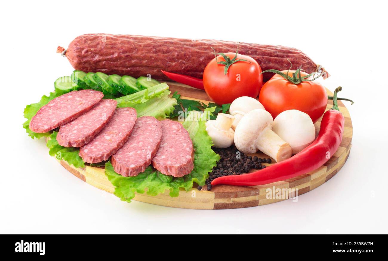 saucisse tranchée avec des légumes à bord isolé sur fond blanc. saucisse tranchée avec légumes à bord Banque D'Images saucisse tranchée avec des légumes à bord isolé sur fond blanc. saucisse tranchée avec légumes à bord Banque D'Images