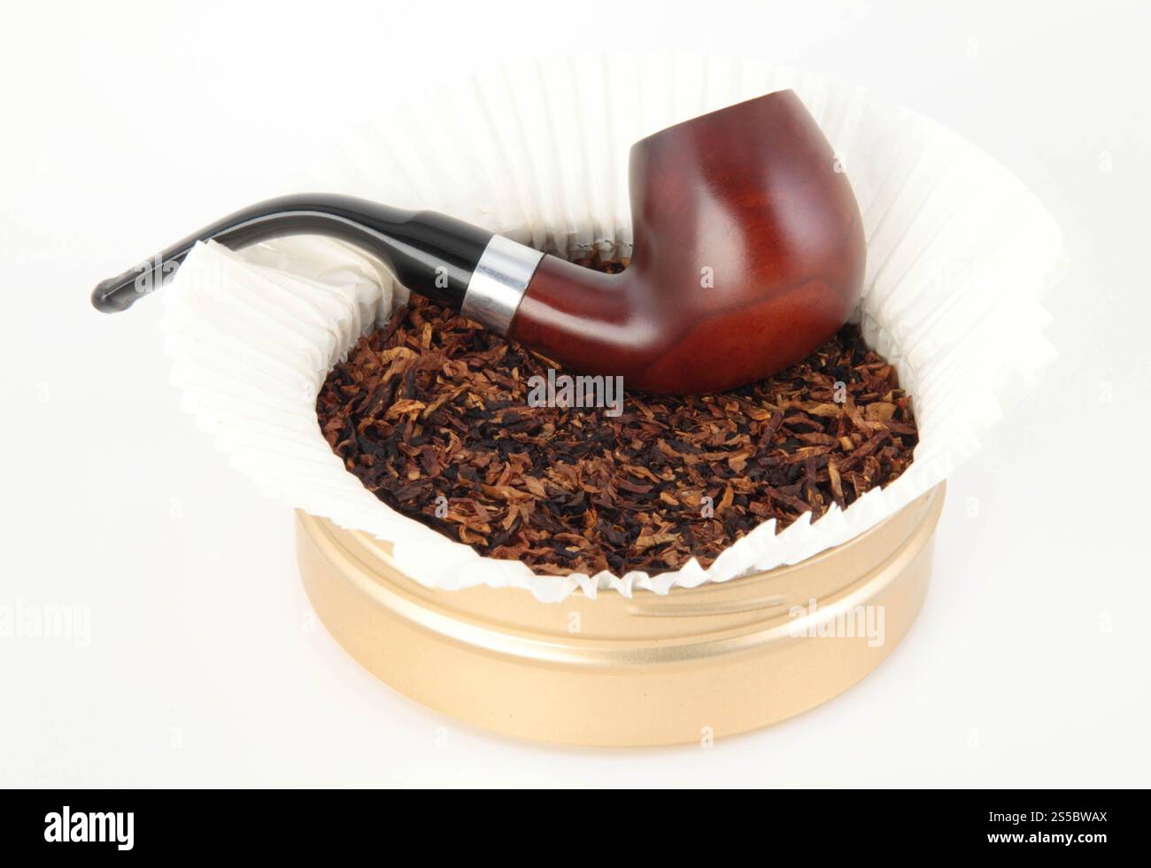 Pipe à fumer en bois et tabac isolés sur fond blanc. Pipe à fumer en bois et tabac Banque D'Images