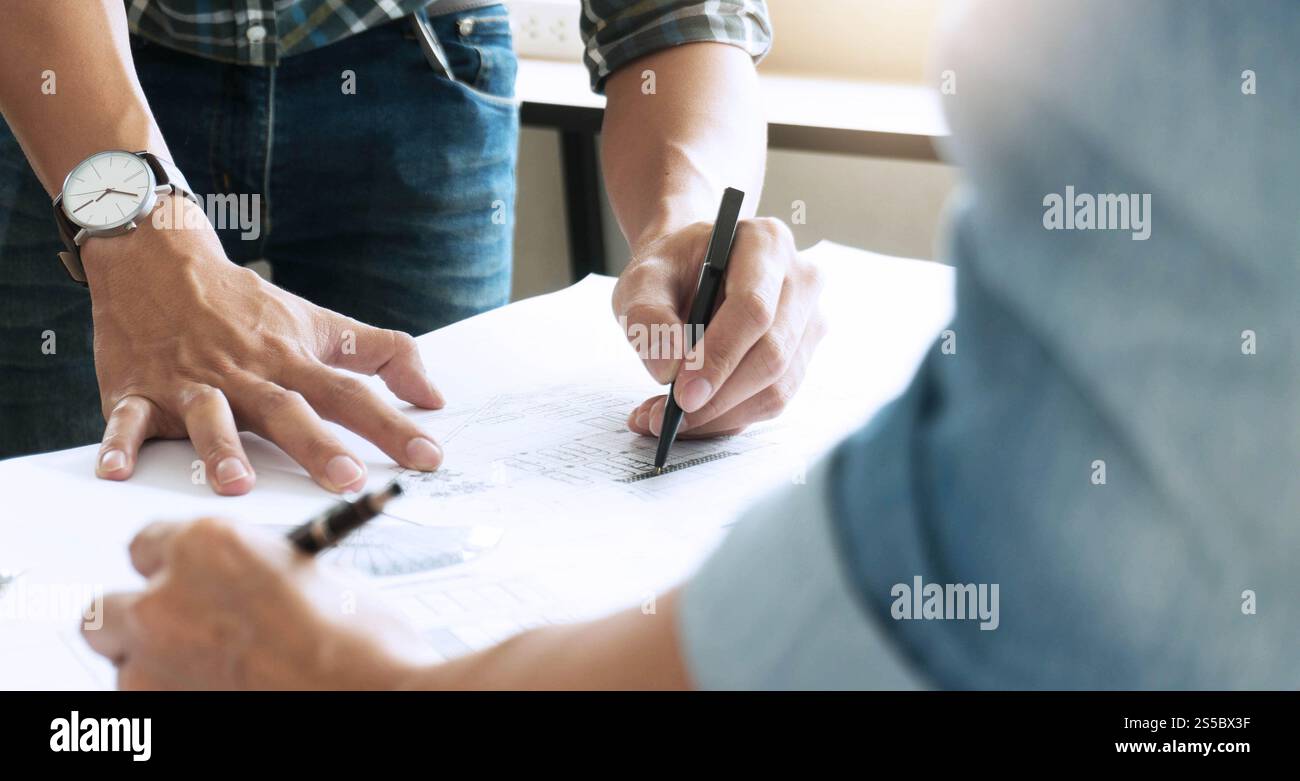 Deux collègues designer d'intérieur coopération Corporate Achievement Planning Design dessiner le concept de travail d'équipe sur le projet architectural. Banque D'Images
