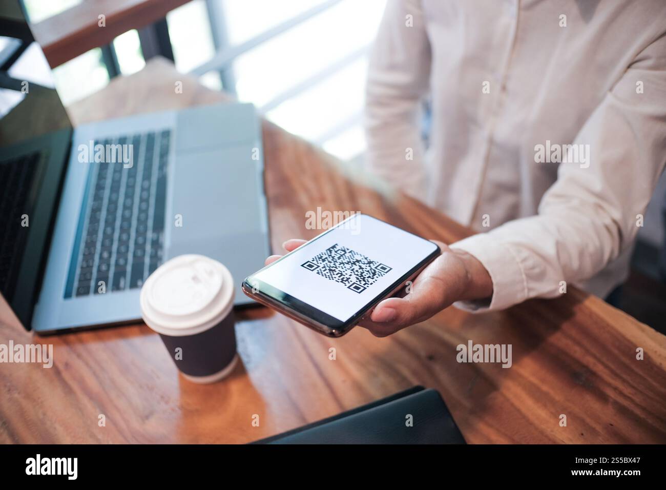 Paiement par code QR. Femme scannant le code QR concept de technologie Cashless d'achat en ligne Banque D'Images