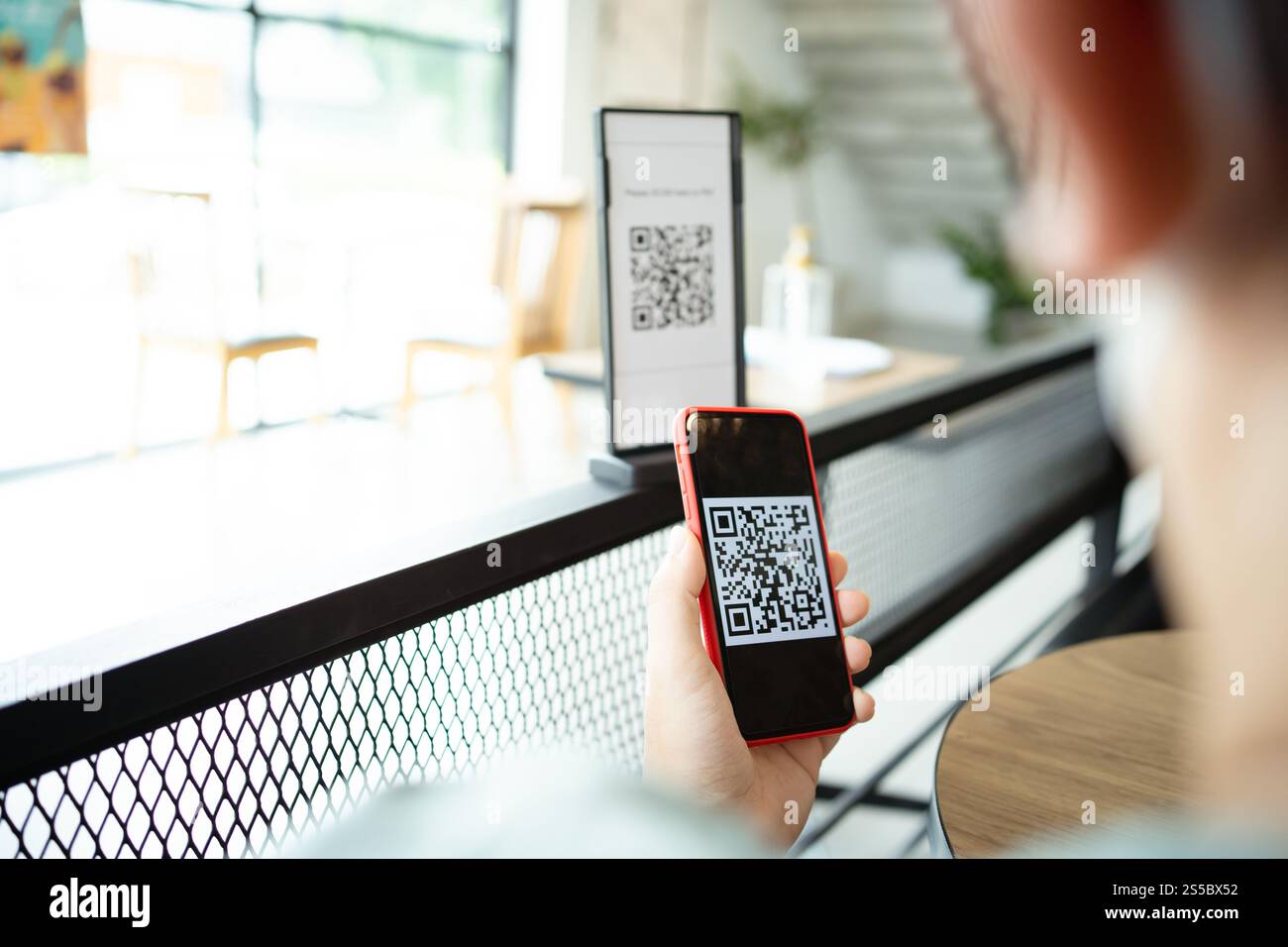 Paiement par code QR. E portefeuille. Man scan tag accepté générer paiement numérique sans argent.scan code QR en ligne shopping paiement sans espèces et Banque D'Images