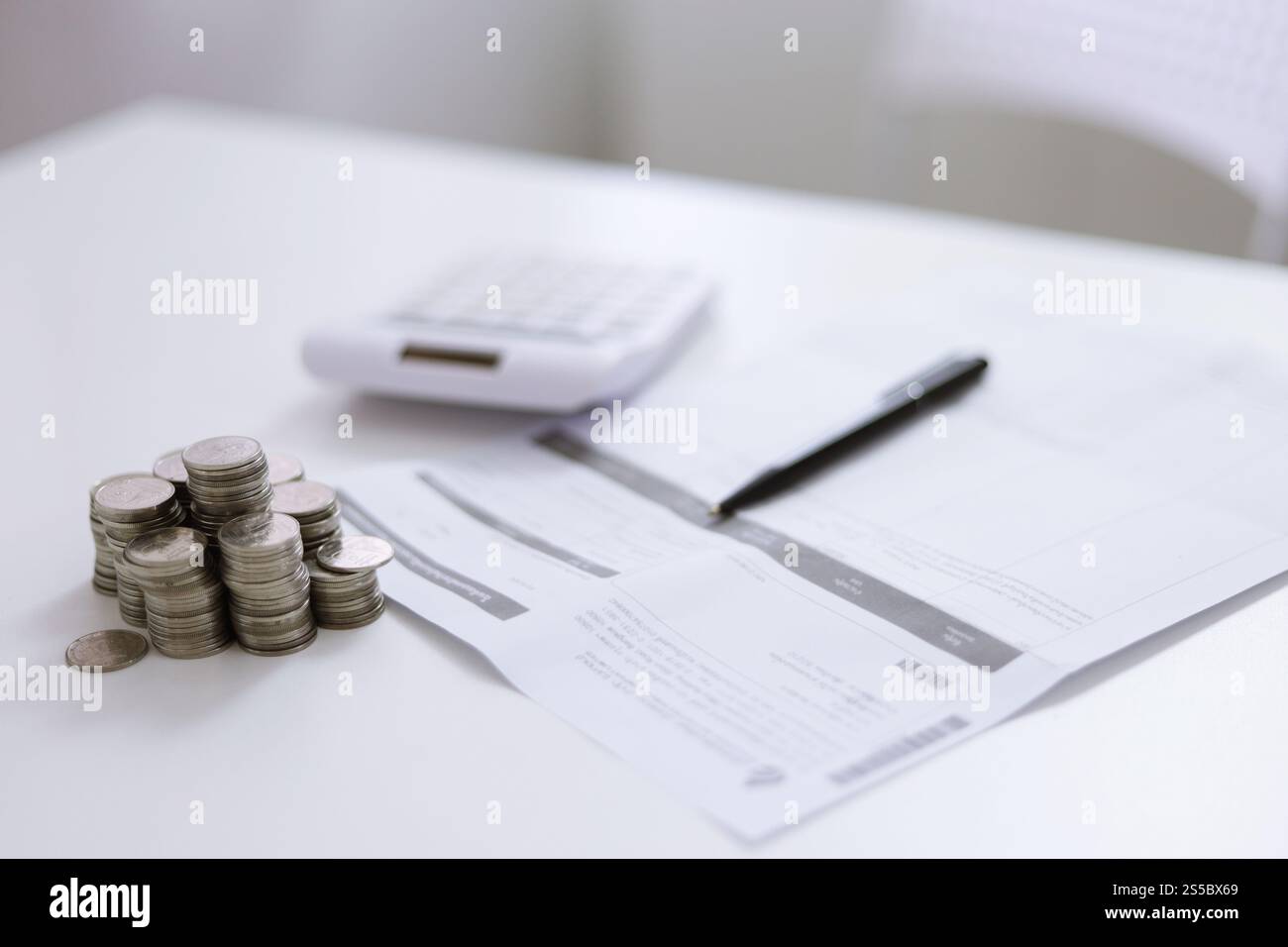 Économisez de l'argent pour l'avenir et la retraite. avec de l'argent de pile de pièces Banque D'Images