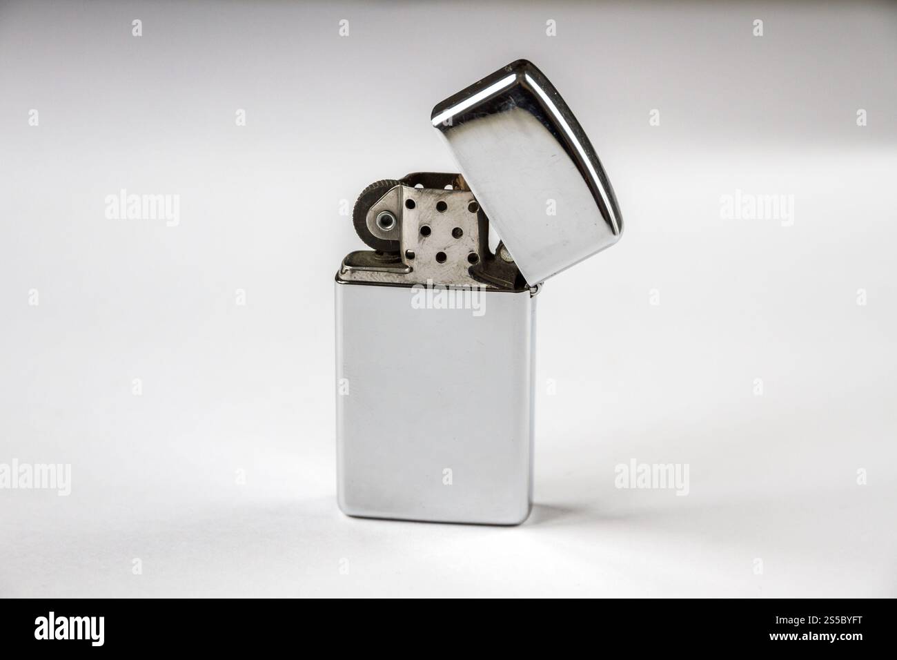 Vieux briquet vintage classique isolé sur un fond blanc. Vieux briquet vintage isolé sur un fond blanc Banque D'Images