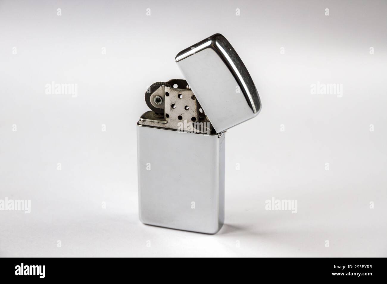 Vieux briquet vintage classique isolé sur un fond blanc. Vieux briquet vintage isolé sur un fond blanc Banque D'Images