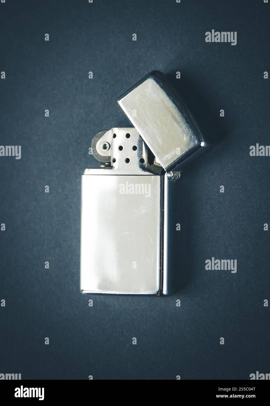 Vieux classique vintage plus léger sur un fond sombre. Vieux vintage plus clair sur un fond sombre Banque D'Images