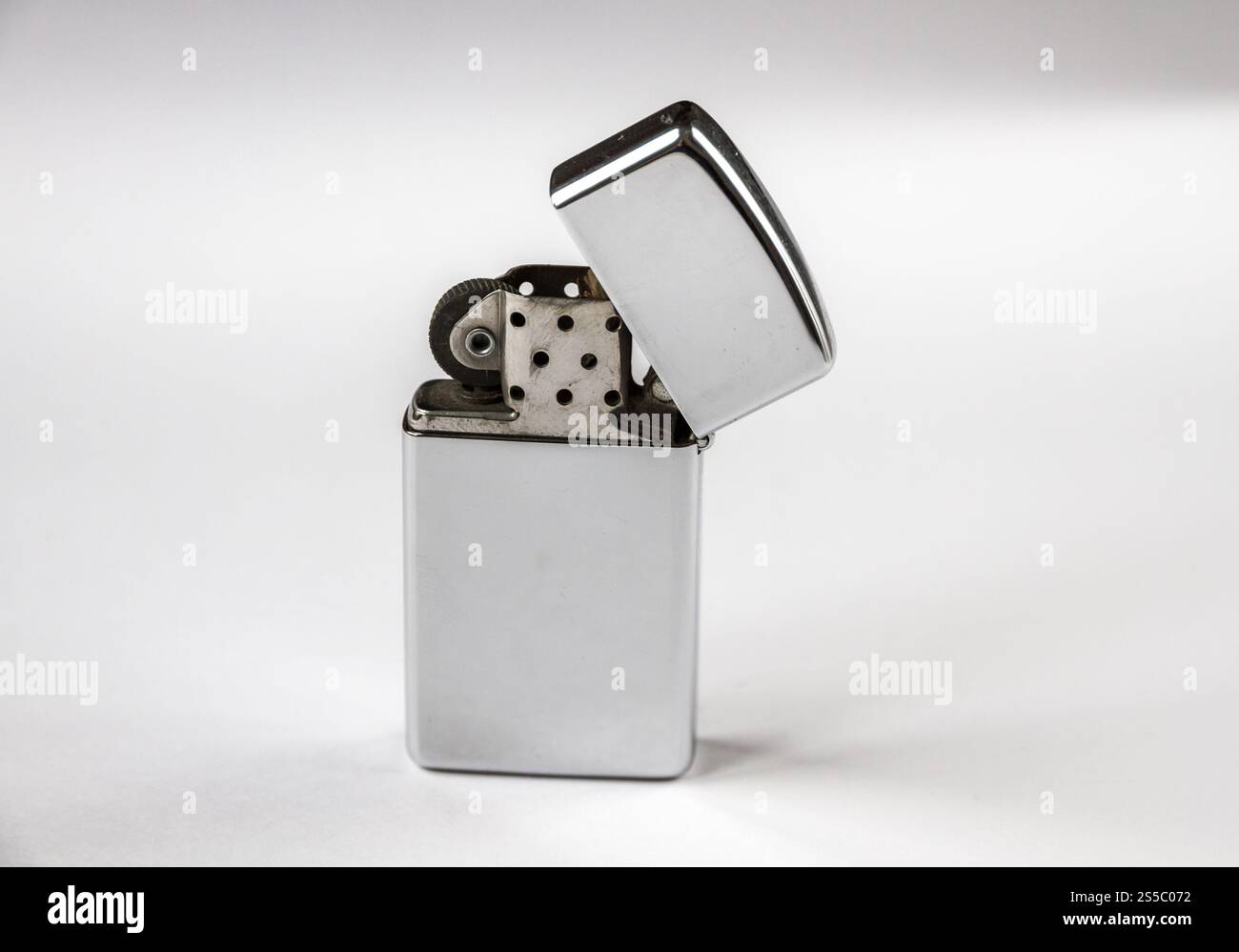 Vieux briquet vintage classique isolé sur un fond blanc. Vieux briquet vintage isolé sur un fond blanc Banque D'Images