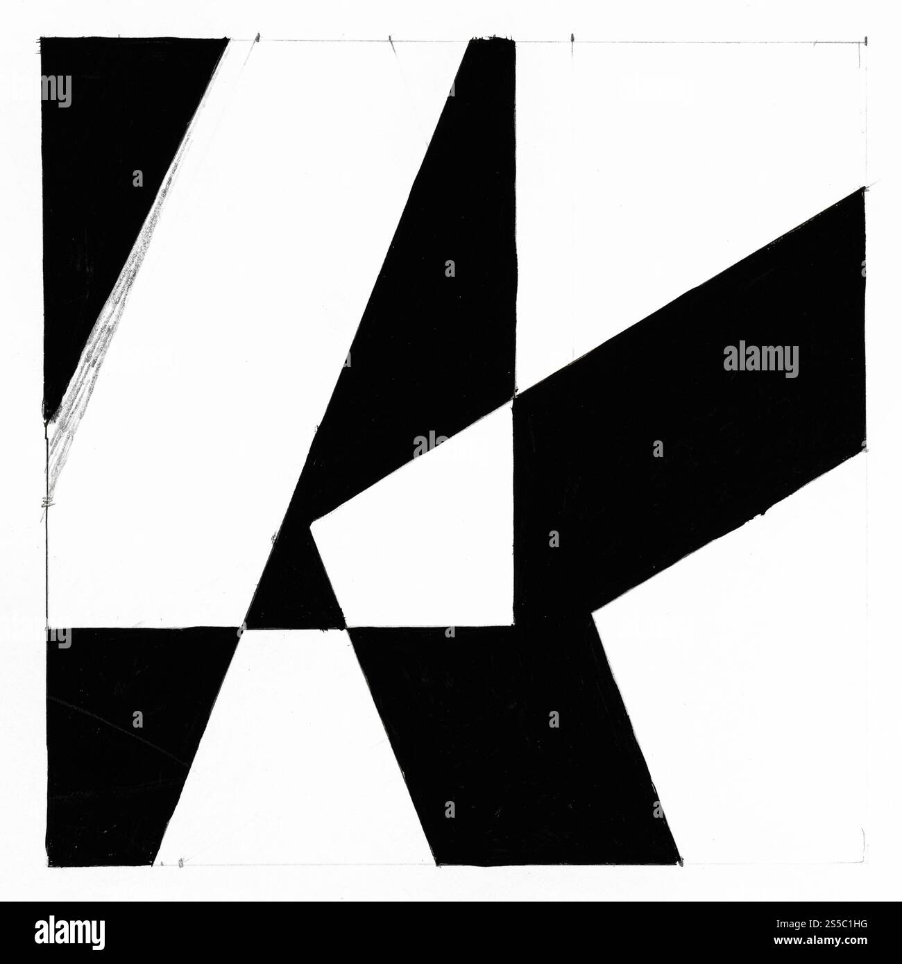 Composition géométrique abstraite en noir et blanc avec la lettre K dessinée à la main avec de la peinture noire sur papier blanc Banque D'Images