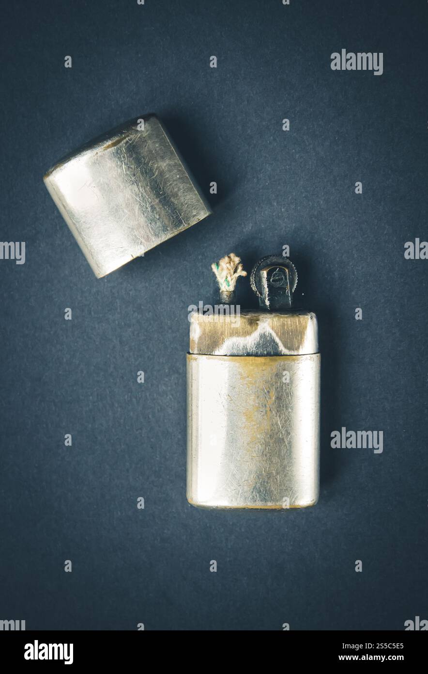 Vieux classique vintage plus léger sur un fond sombre. Vieux vintage plus clair sur un fond sombre Banque D'Images