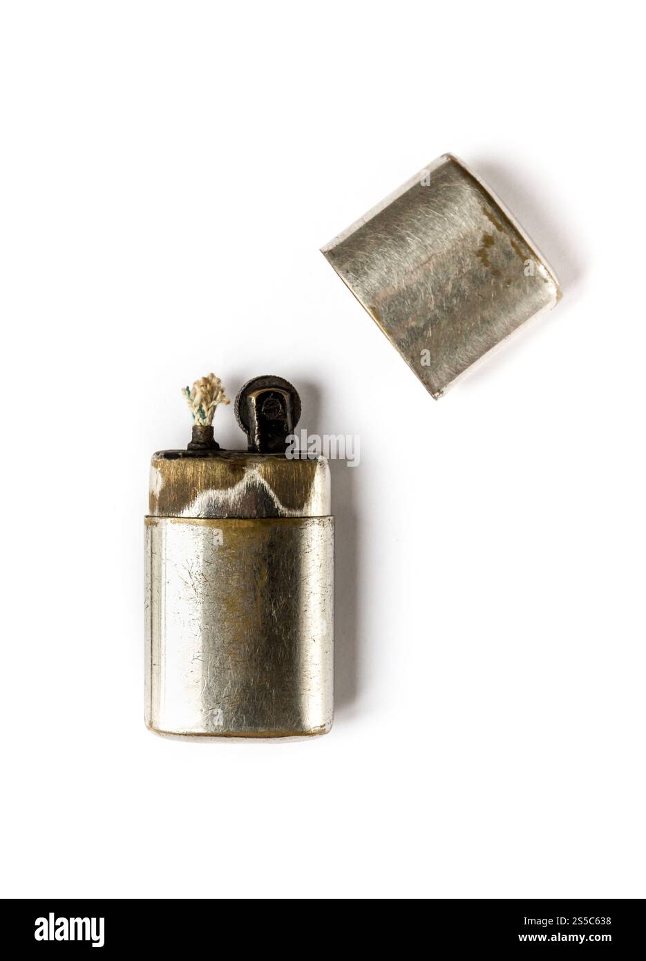 Vieux briquet vintage classique isolé sur un fond blanc. Vieux briquet vintage isolé sur un fond blanc Banque D'Images