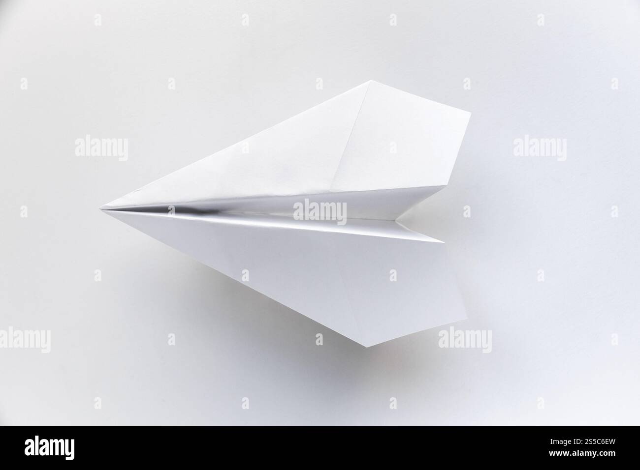 Origami plan en papier isolé sur un fond blanc vierge. Origami plan de papier isolé sur un fond blanc Banque D'Images