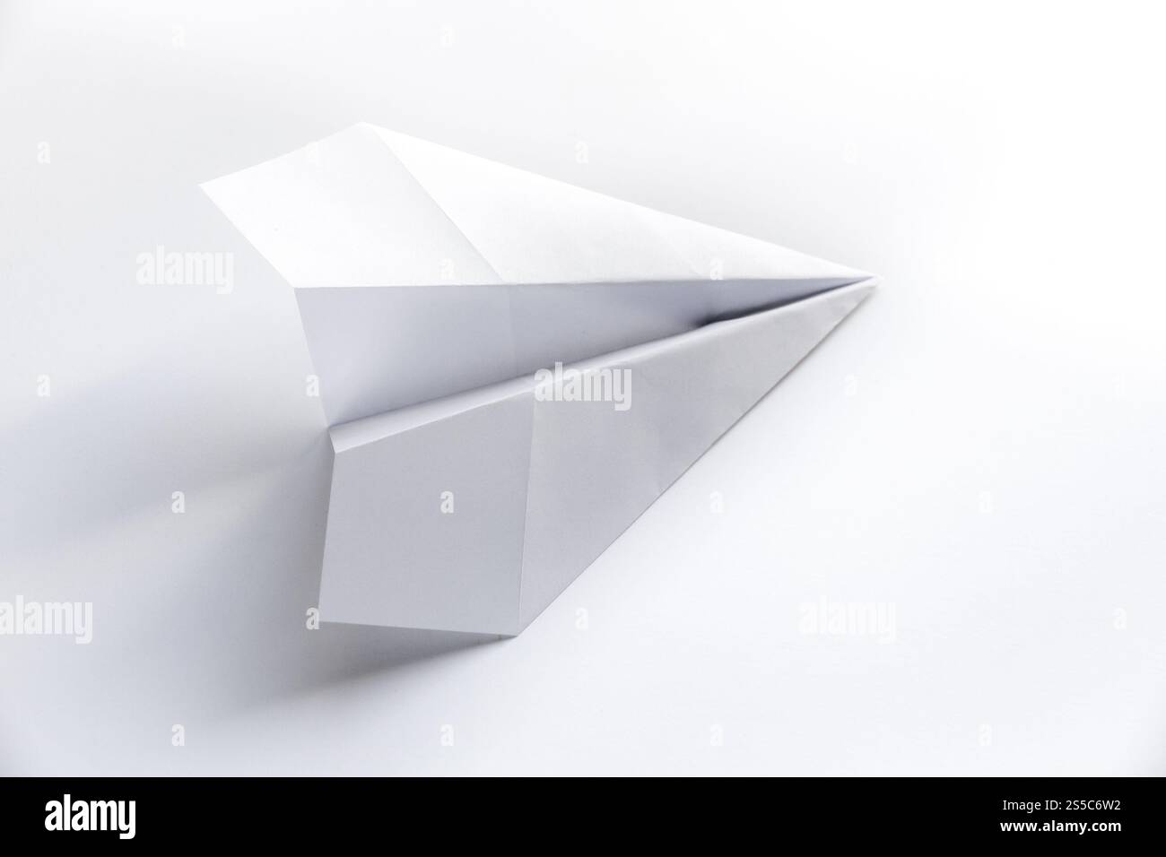 Origami plan en papier isolé sur un fond blanc vierge. Origami plan de papier isolé sur un fond blanc Banque D'Images