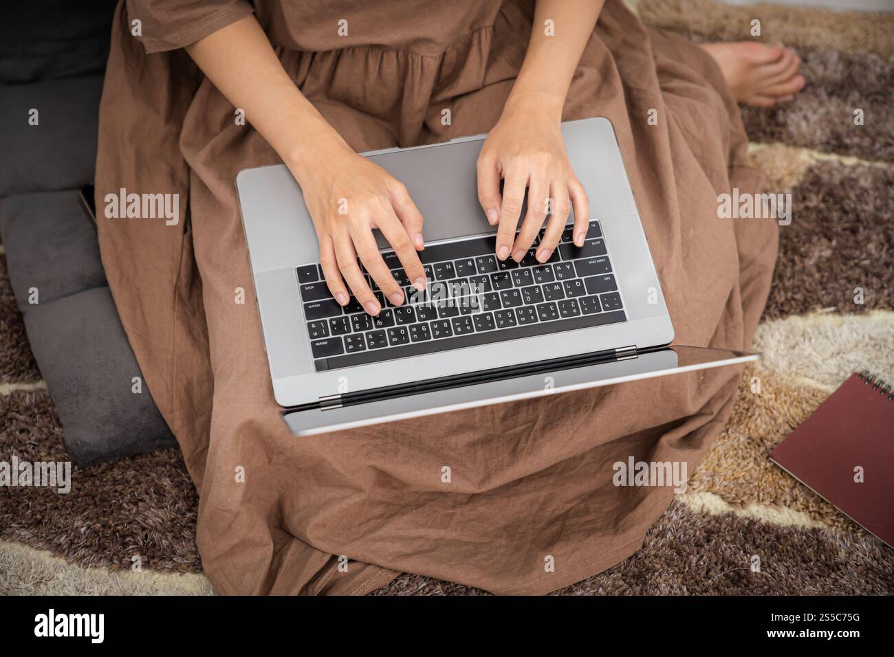 E-learning étudiant en ligne VDO appel Conférence travail à domicile travail à distance discuter chat en ligne sur ordinateur portable webcam conférence travail distanciation sociale Banque D'Images