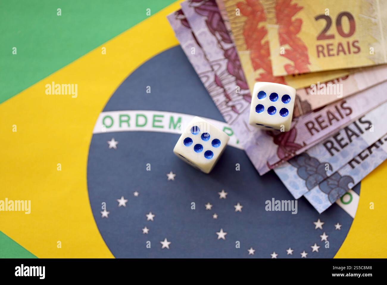 Les menottes de police se trouvent sur un ensemble de coupures monétaires vertes de 100 euros. Beaucoup d'argent forme un tas infini Banque D'Images