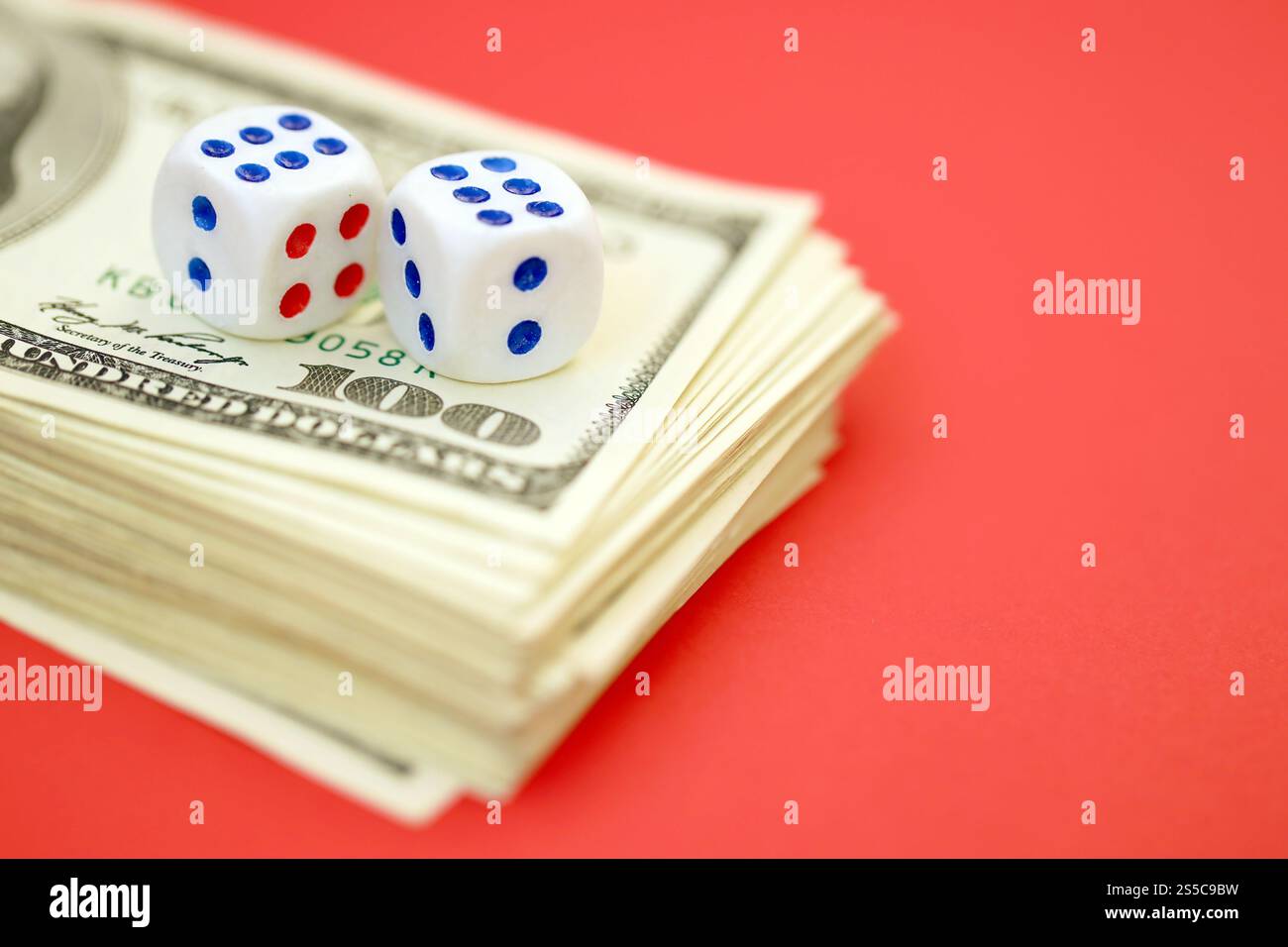 Beaucoup de blanc Les mouettes volent dans le ciel nuageux ciel bleu Banque D'Images