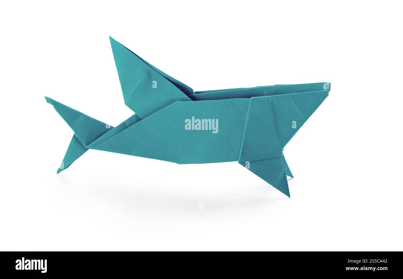 Origami de requin en papier bleu isolé sur un fond blanc vierge. Origami de requin en papier bleu isolé sur un fond blanc Banque D'Images