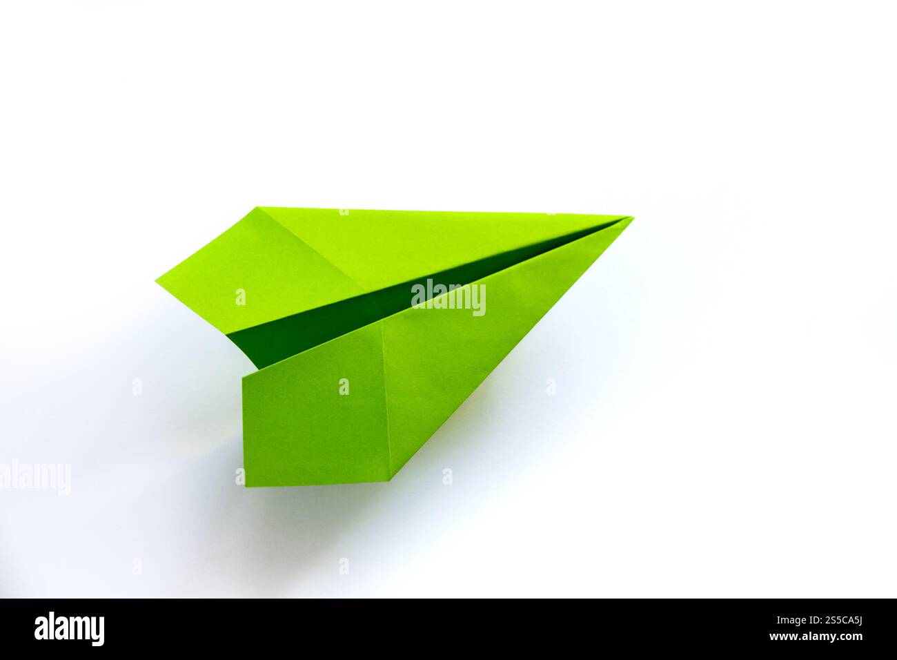 Origami plan de papier vert isolé sur un fond blanc vierge. Origami plan de papier vert isolé sur un fond blanc Banque D'Images