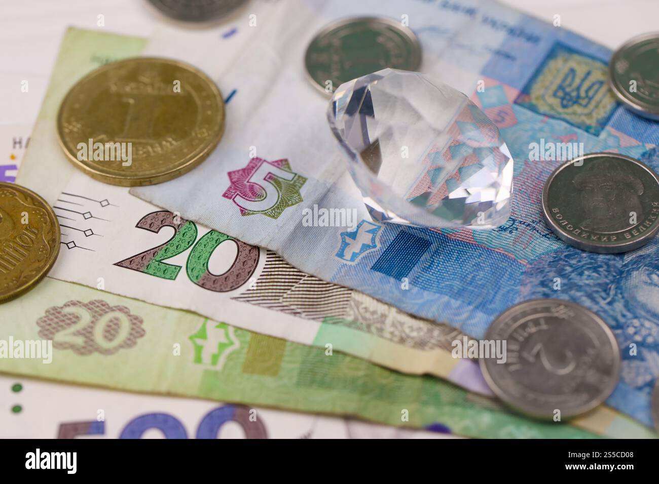 Plan macro de code binaire sur le moniteur d'un ordinateur de bureau. Le concept du travail des programmeurs. Flux de chaînes d'informations numériques Banque D'Images