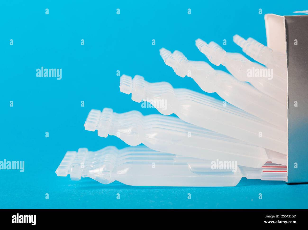 Tubes avec un probiotique de nouvelle génération sur fond bleu pour le traitement des maladies intestinales. Restauration de la microflore intestinale au cours de la dysba Banque D'Images