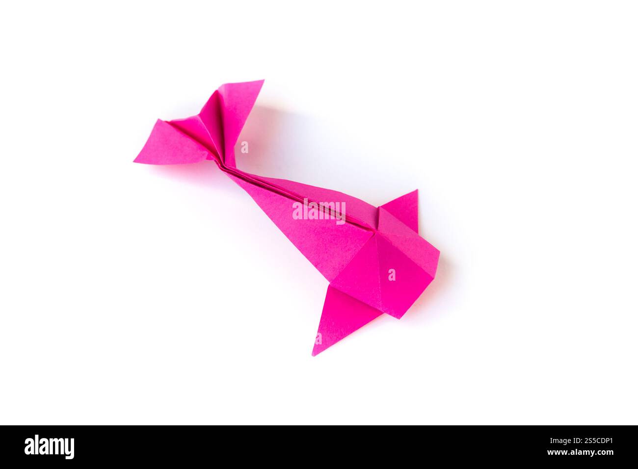 Origami de poisson en papier rose isolé sur un fond blanc vierge. Origami de poisson en papier rose isolé sur un fond blanc Banque D'Images