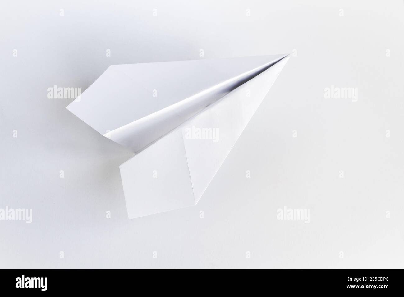 Origami plan en papier isolé sur un fond blanc vierge. Origami plan de papier isolé sur un fond blanc Banque D'Images