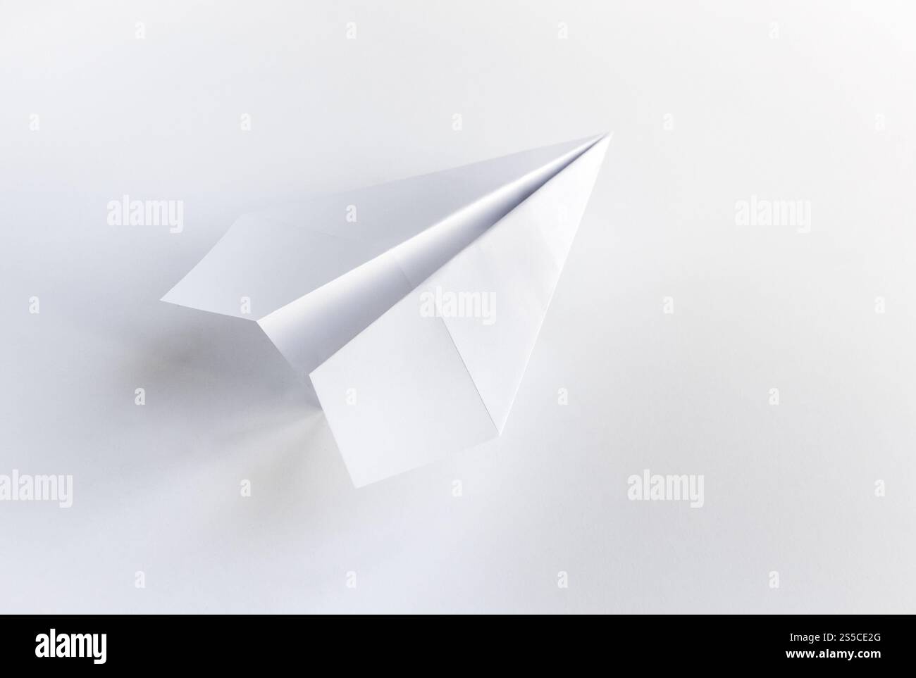 Origami plan en papier isolé sur un fond blanc vierge. Origami plan de papier isolé sur un fond blanc Banque D'Images