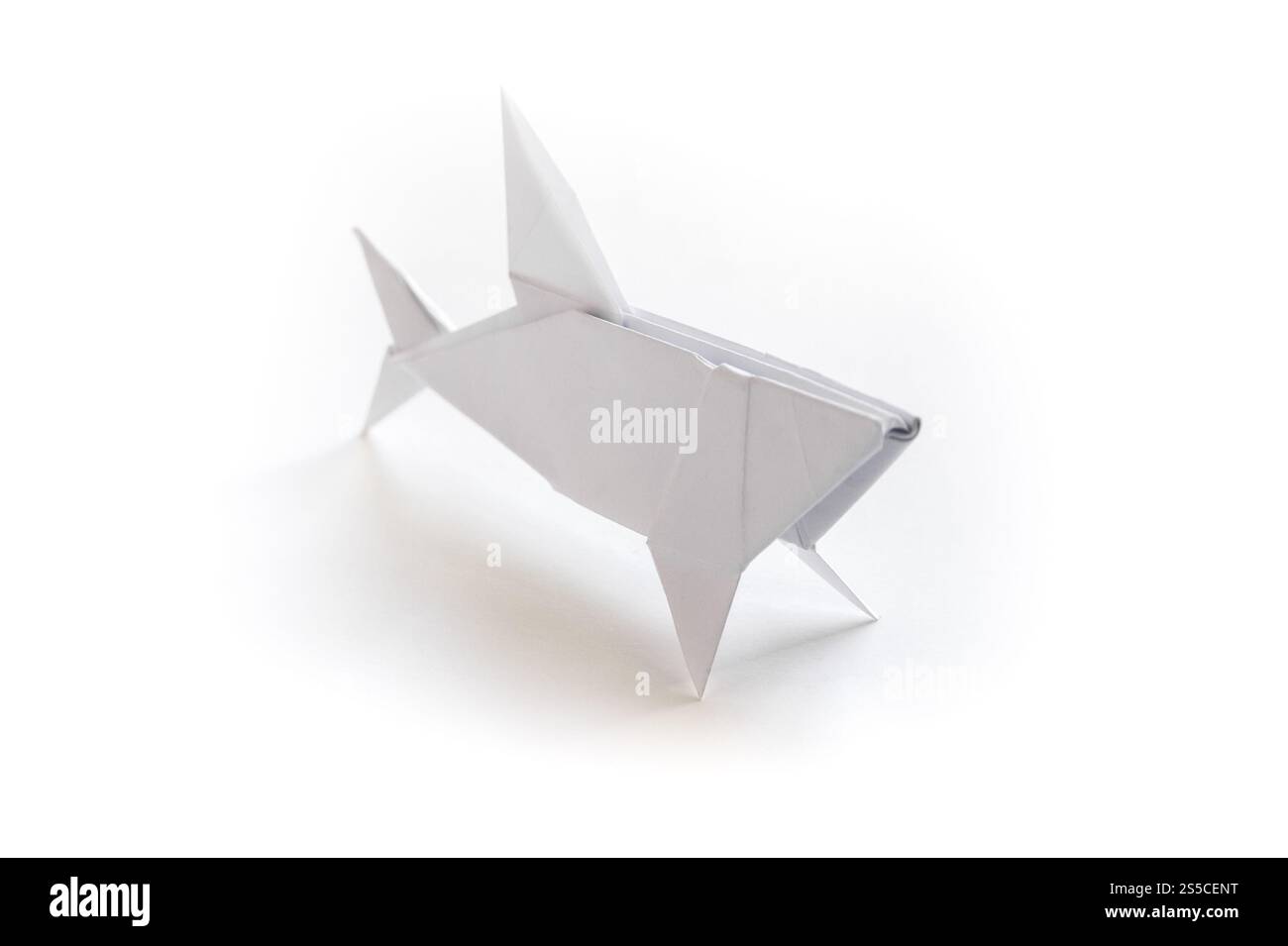 Origami de requin en papier isolé sur un fond blanc vierge. Origami de requin en papier isolé sur un fond blanc Banque D'Images