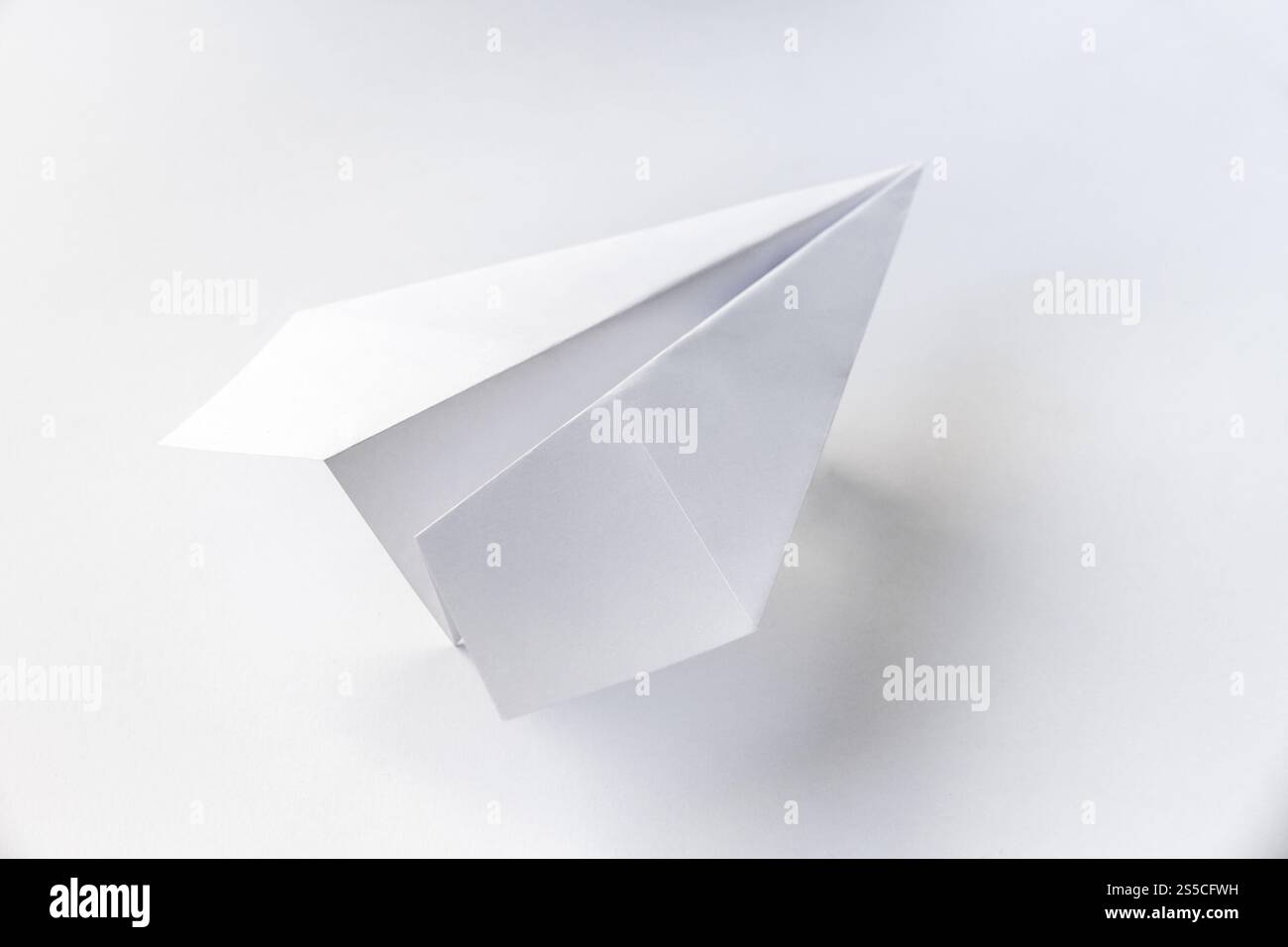 Origami plan en papier isolé sur un fond blanc vierge. Origami plan de papier isolé sur un fond blanc Banque D'Images