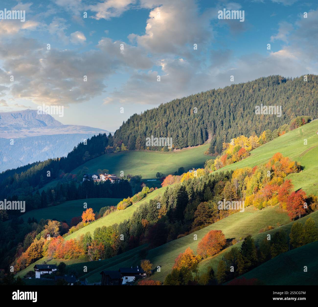 Lever de soleil d'automne Santa Magdalena célèbre Italie Dolomites village de montagne environs vue dans la première lumière du soleil. Voyage pittoresque, saisonnier et Banque D'Images