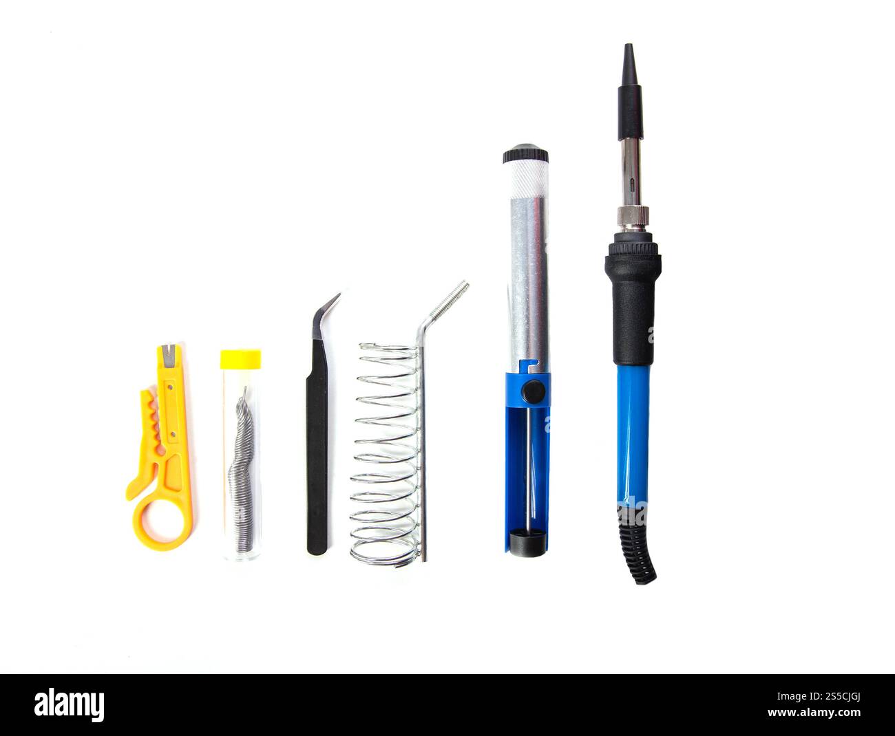 Kit de soudage avec fer à souder électrique et brucelles sur fond blanc isolent, outils Banque D'Images