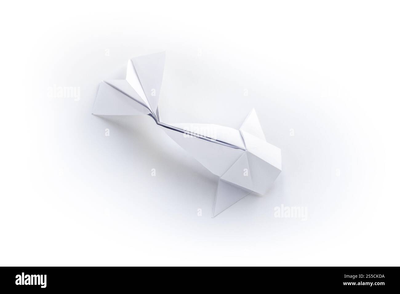 Origami de poisson en papier isolé sur un fond blanc vierge. Origami de poisson en papier isolé sur un fond blanc Banque D'Images