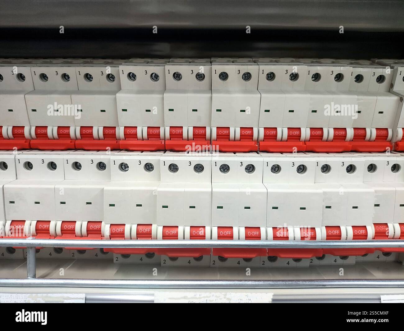 Beaucoup de disjoncteurs électriques dans une quincaillerie, fond Banque D'Images