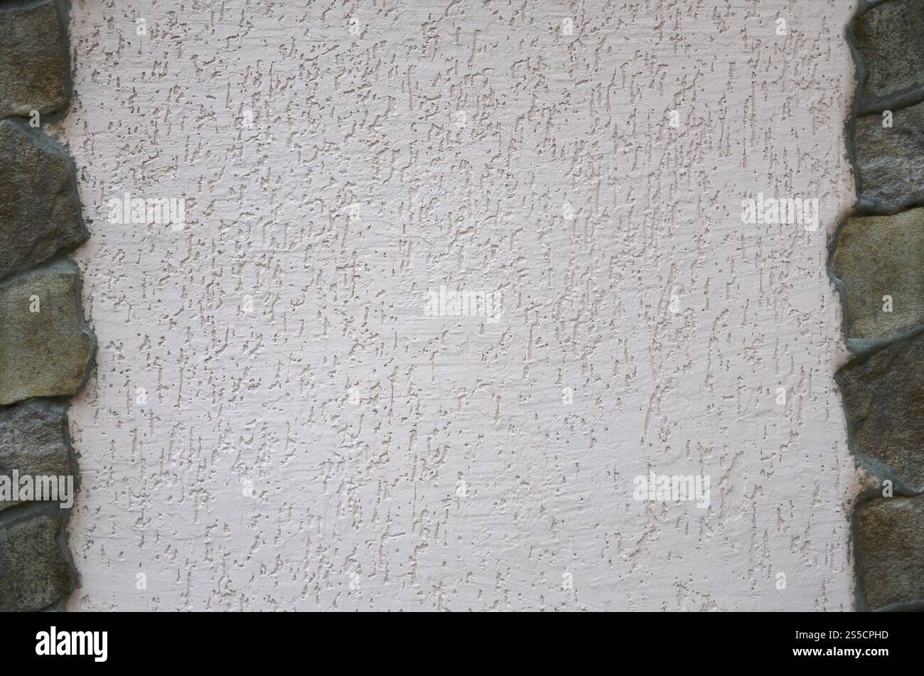 Mur en béton blanc plâtré et traité avec un beau cadre de pierres rectangulaires plates. Une énorme quantité d'espace pour remplir votre texte ou contenu. Banque D'Images