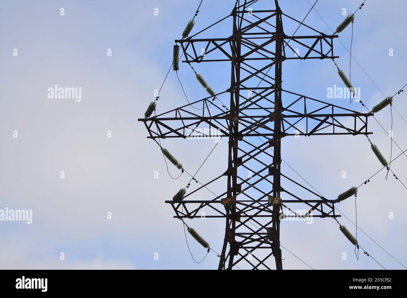 Borne haute tension. Pylône de transmission d'électricité. Tour métallique russe à haute tension et fond de ciel. Tour électrique haute tension. Électricité Banque D'Images