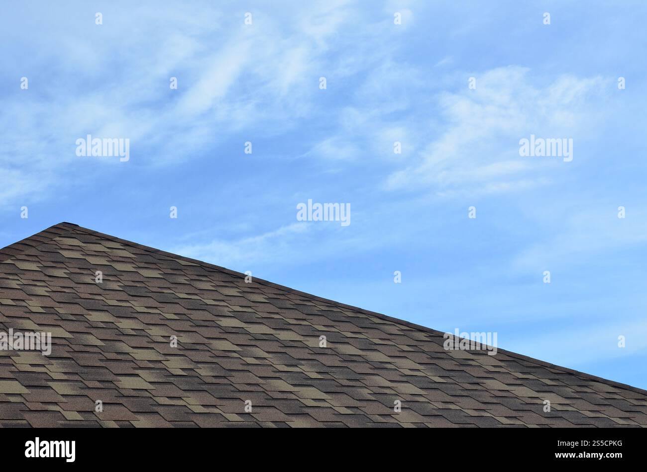 Le toit d'une maison résidentielle, recouvert d'un revêtement imperméable bitumineux plat moderne sous un ciel nuageux bleu. Le concept de haute qualité Banque D'Images
