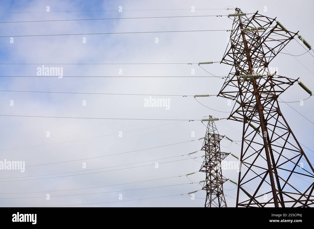 Borne haute tension. Pylône de transmission d'électricité. Tour métallique russe à haute tension et fond de ciel. Tour électrique haute tension. Électricité Banque D'Images