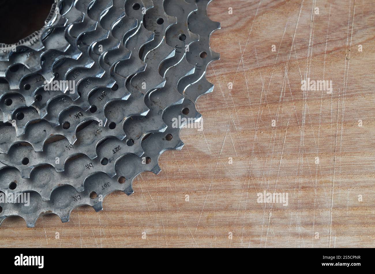 Photographie rapprochée d'une cassette arrière d'un vélo de montagne couché sur une table en bois dans un magasin de vélos. L'un des principaux composants pour la commutation Banque D'Images